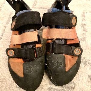 Well Worn Women's Evolve climbing shoes- 6.5 US / 39 UK